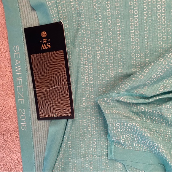 Lululemon Seawheeze 2016 - fundamental shirt - Picture 3 of 5